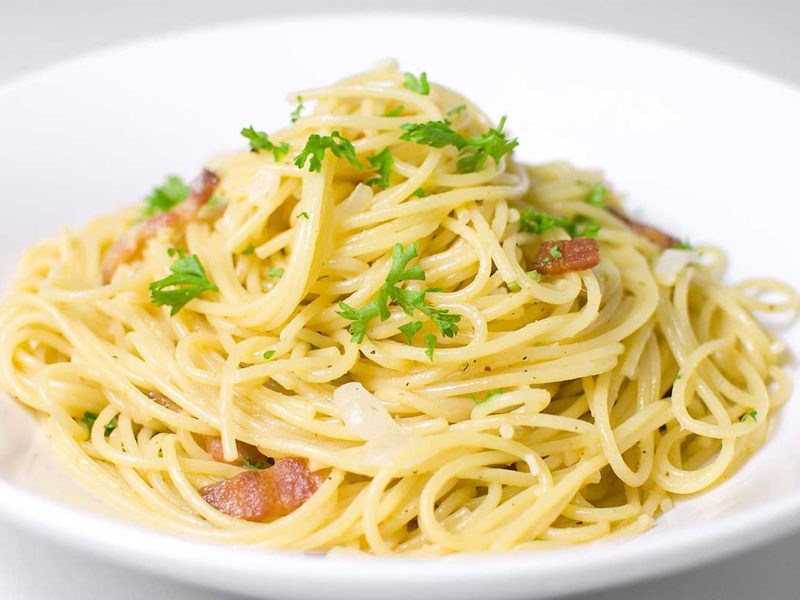 Spaghetti alla carbonara con pane